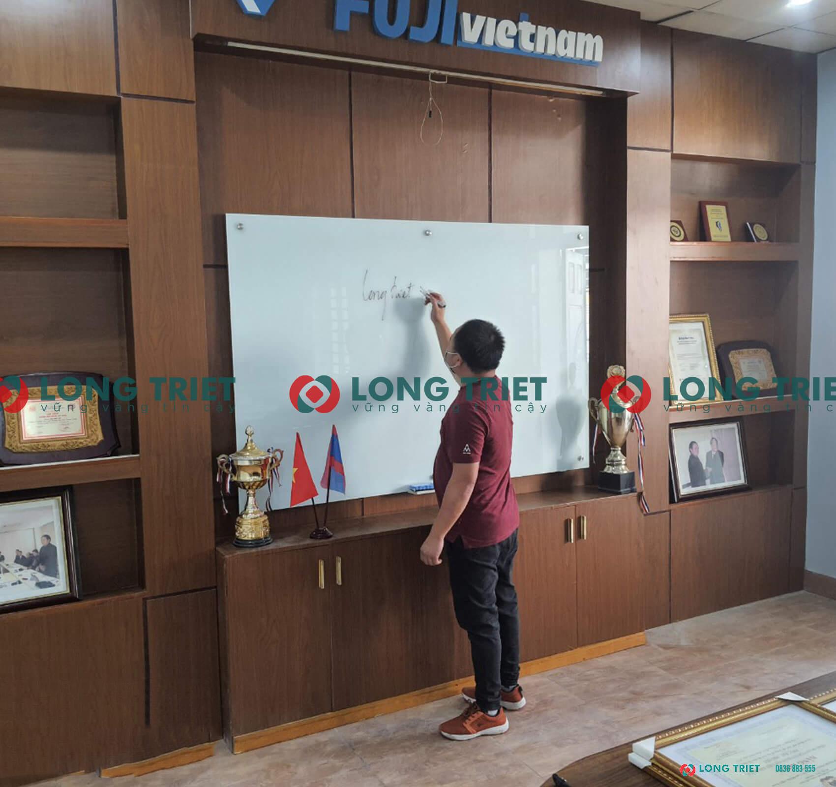 bang-kinh-cuong-luc-treo-tuong-2